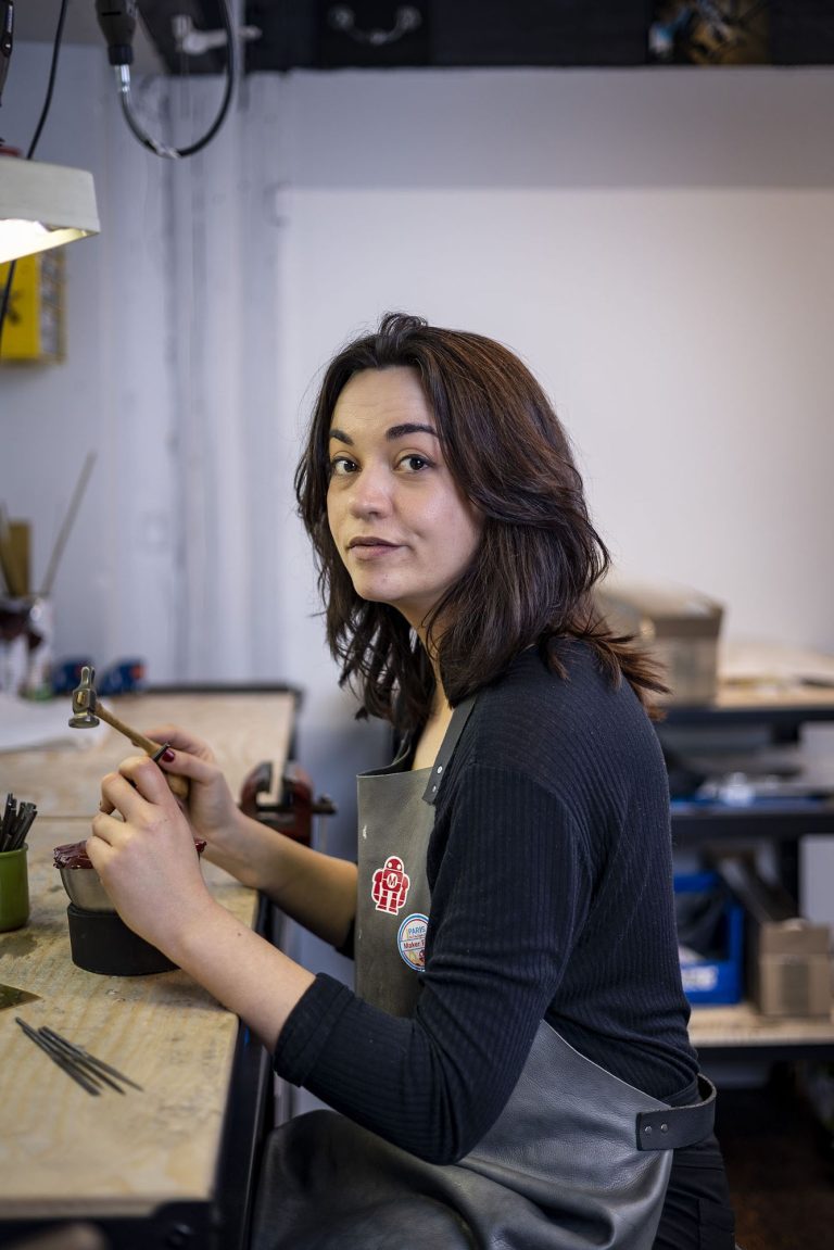 Agnès Sevestre, ciseleuse su bronze.
