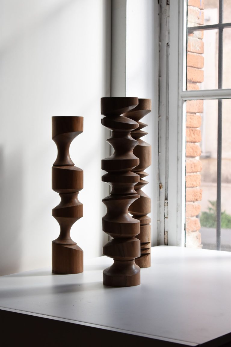 Colllision n°47 - Wallnut - H. 43 cm D. 9 cm - Collision n°42 - Poirier- H. 47.5 cm D. 9,5 cm - Collision n° 48 - Noyer- H. 48.5 cm D. 8.5 cm Samuel Latour