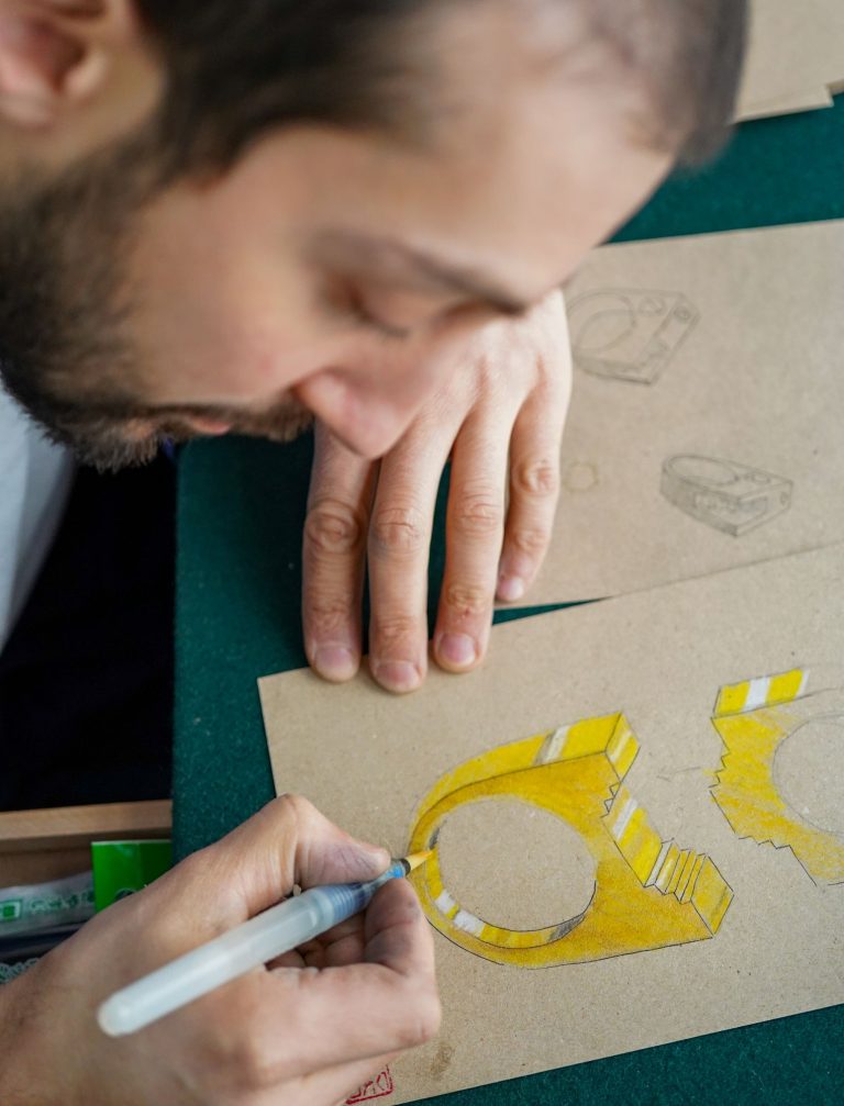 Karl Mazlo- bijoux Dessin en cours © 7skills_production8