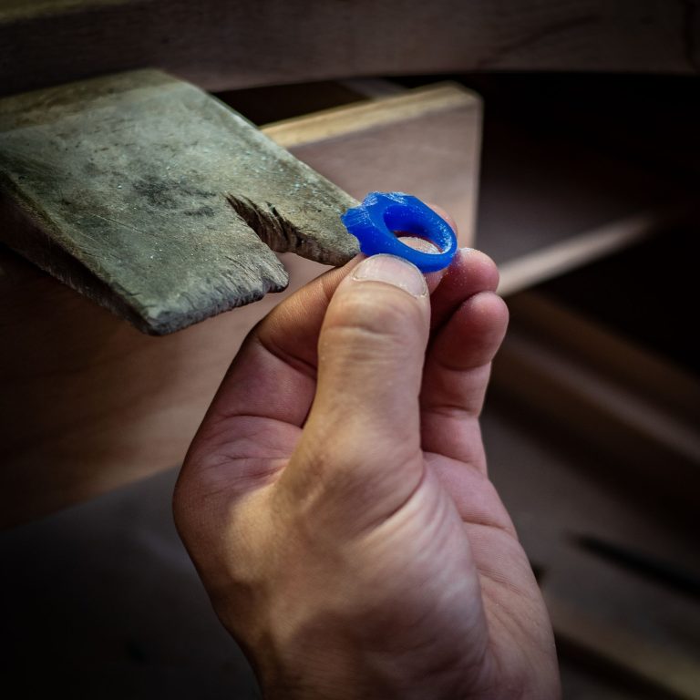 Karl Mazlo- bijoux Travail en cours Crédit Pierre Salagnac