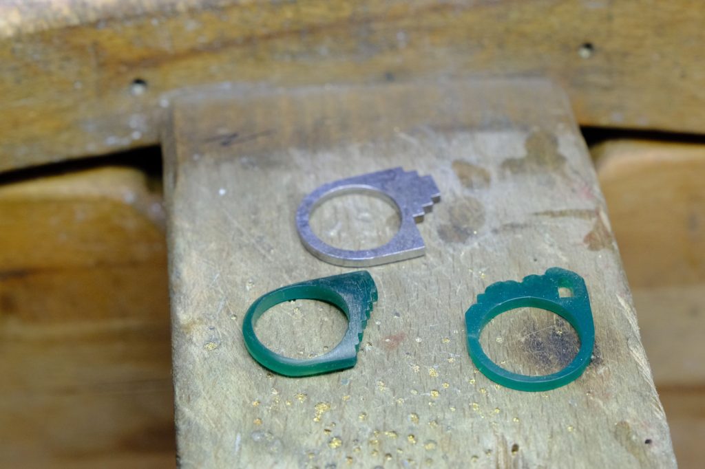 Karl Mazlo- bijoux Travail en cours de fabrication