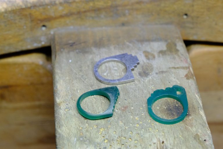 Karl Mazlo- bijoux Travail en cours de fabrication
