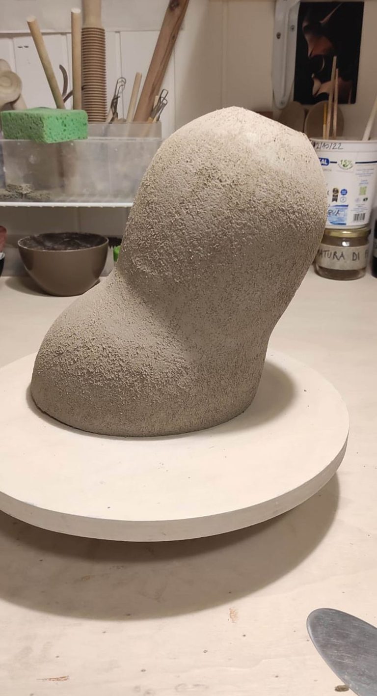 Lara-de-Sio_ceramic-B_GREY VASE RAW