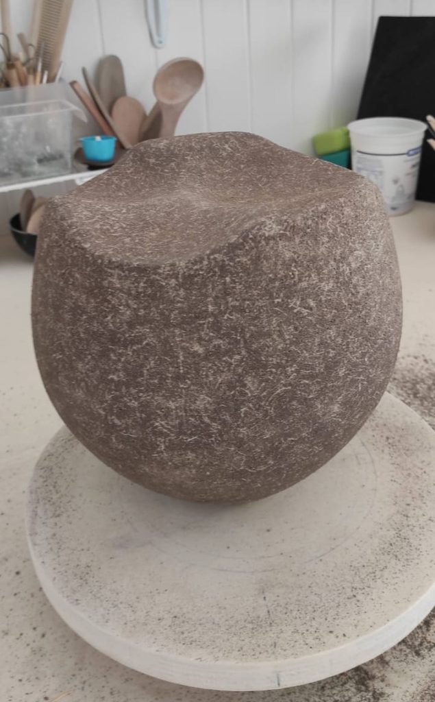 Lara-de-Sio_ceramic-E_BROWN SCULPTURE CARVED