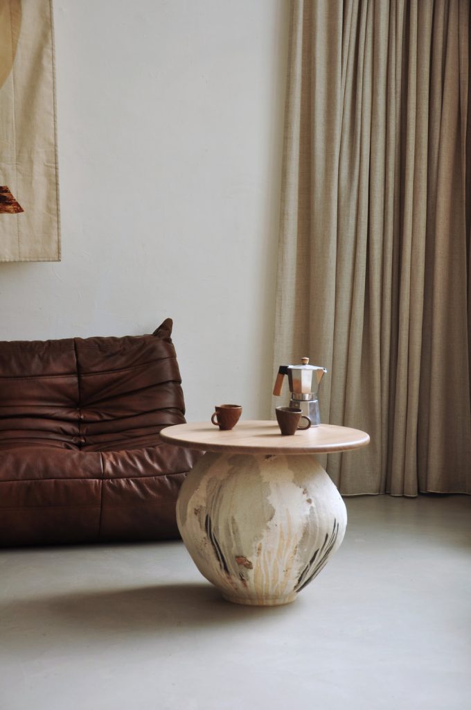 Marguerite Porche - Table basse céramique et plateau chêne Marguerite Porche Crédit Sandrina Rocha