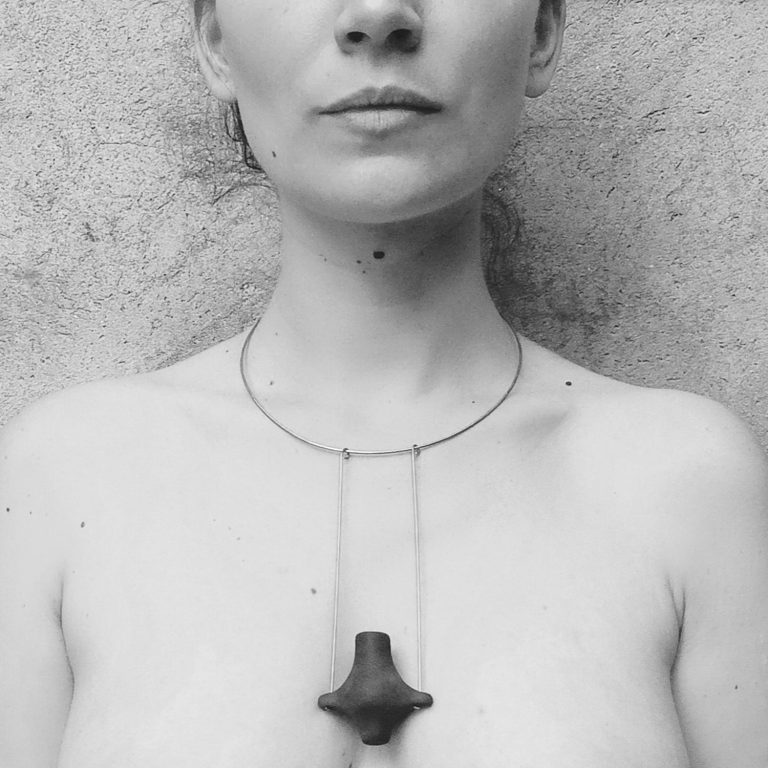 Undurraga Marcela, Collar de tierra ahumado, 2024
